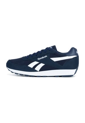 Námořnicky modrá teniska Reebok s bílými logovými pruhy, tkaničkami a bílou podrážkou, zobrazena z boku na bílém pozadí.