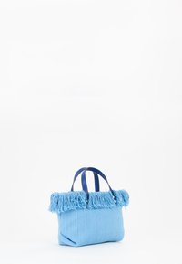 Borsa a tote blu intrecciata con un bordo a frange sfrangiate, dotata di due manici blu e forma rettangolare. Texture liscia con un colore vivace.