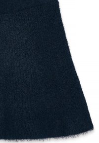 Navy gebreide rok met een zachte, fuzzy textuur. Heeft een uitlopende silhouette en een elastische tailleband. De randen zijn rauw en lichtjes rafelig.