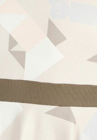 Geweven stof met patronen van geometrische vormen in zachte kleuren zoals roze, beige en lichtgrijs, afgewerkt met een brede, gestructureerde bruine elastische band.