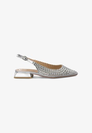 Scarpa slingback argento con punta a forma appuntita, decorata con borchie circolari, presenta un bordo scallop e un tacco geometrico basso.