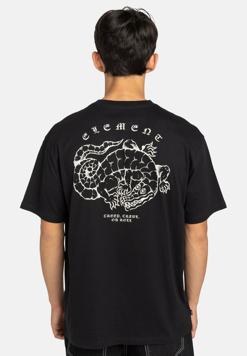 Camiseta de algodón negra con un diseño gráfico blanco de una criatura en la parte trasera, con el texto "Creep, Crawl, or Roll" debajo.