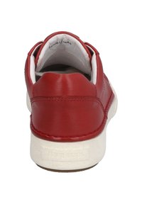 Sneaker in pelle rossa con colletto imbottito, suola in gomma bianca e cuciture visibili. Nessun motivo distintivo o dettagli hardware.