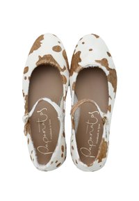 Bailarinas de cuero blanco con manchas marrones, punta redondeada, correa estrecha y forro interior color beige. Hechas a mano en España.