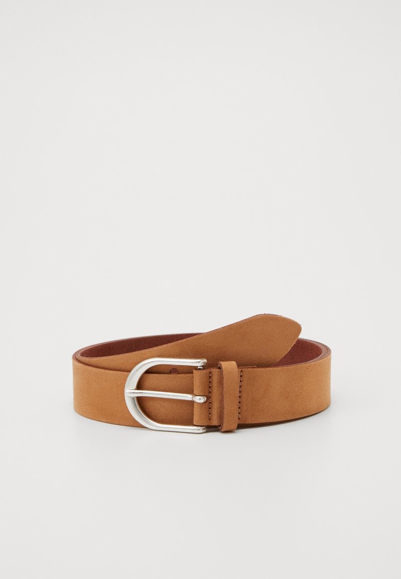 Ceinture en daim couleur tan avec boucle arrondie en métal argenté et passant cousu sur fond blanc uni.