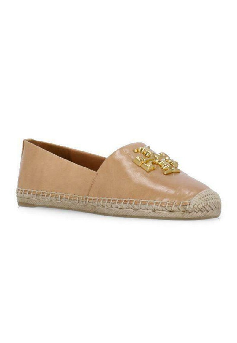 Beige Leder-Espadrilles mit geflochtener Jutesohle und goldenem Dekorationssymbol auf der abgerundeten Zehe.