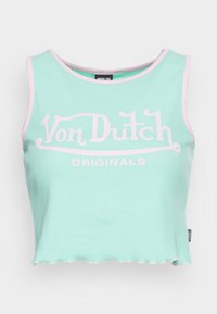 Top cropped em verde menta com nervuras, apresentando um logo branco "Von Dutch" e "ORIGINALS." Acabado com rosa ao longo do decote e das cavas. Barra em forma de ondas.