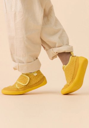 Affenzahn, AFFENZAHN UNISEX - Slippers - gelb