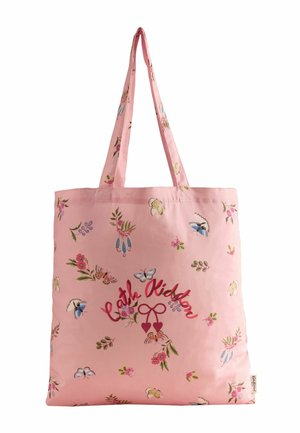 Sac cabas rose avec des motifs floraux et papillons, avec "Cath Kidston" écrit en rouge en cursive et deux formes de cœur sous le texte.