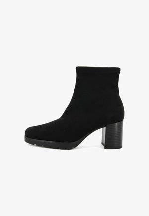 Stivale alla caviglia in suede nero con tacco a blocco e punta arrotondata, dotato di una parte superiore liscia e suola testurizzata per una migliore aderenza.