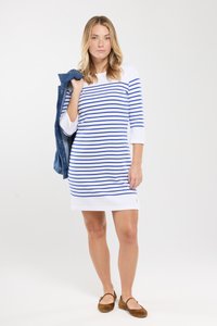 Gestreiftes Kleid in Weiß mit blauen horizontalen Streifen, drei Viertelärmeln und einem runden Ausschnitt. Dazu gehören braune flache Schuhe und eine Jeansjacke.