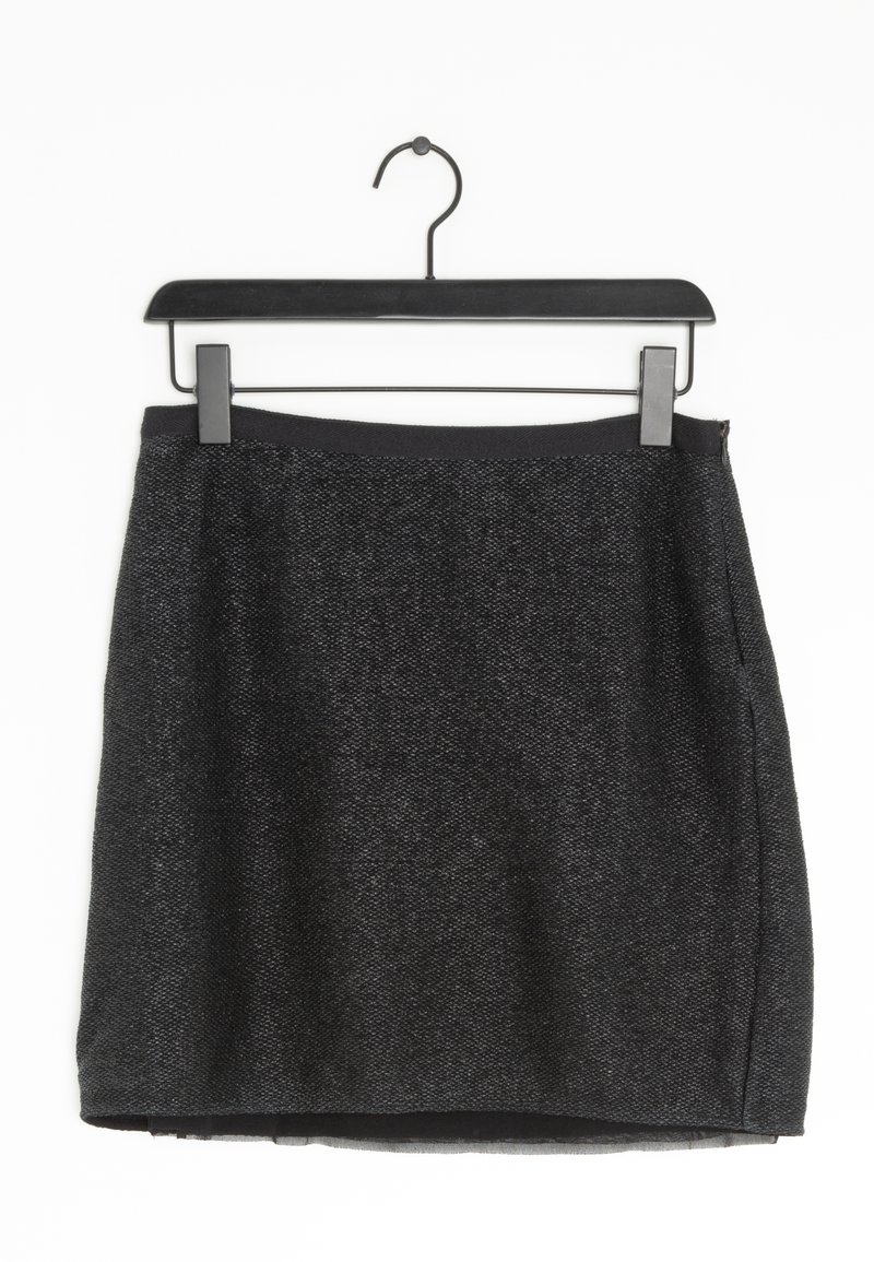 Musta hame, jossa on teksturoitu kangas, vyötärökaista ja sivusaumapussit. Roikkuu mustasta muovihenkariasta valkoista taustaa vasten.