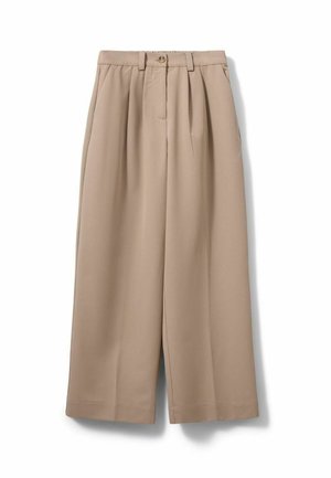 Pantalon beige à jambes larges avec plis, passants pour ceinture, poches latérales et fermeture à bouton à la taille.