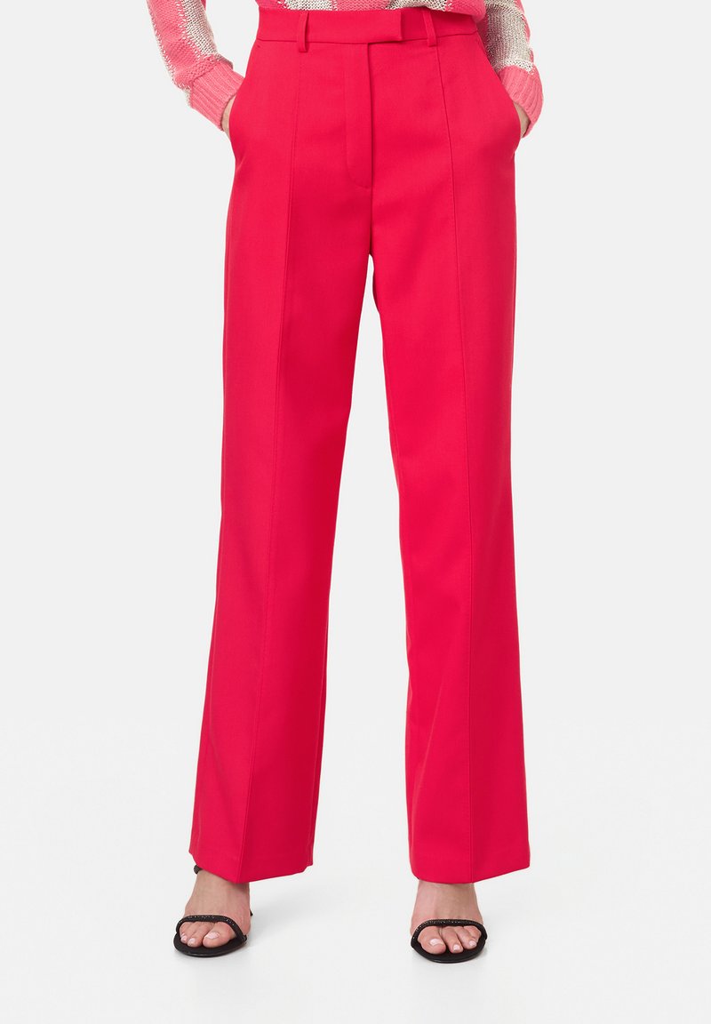 Rote taillierte Hose mit geradem Bein, strukturiertem Bund und Seitentaschen. Hergestellt aus einem glatten Stoff, der prägnante Falten zeigt.