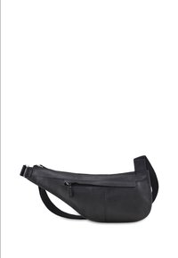 Bolso de cintura de cuero negro con correa ajustable, bolsillo con cremallera frontal y compartimento principal con cremallera, mostrado sobre fondo blanco.