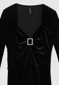 Abito in velluto nero con maniche lunghe, scollatura a V e corpino arricciato. Presenta una fibbia quadrata in strass in vita per un tocco di eleganza.