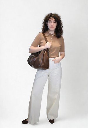 Καφέ δερμάτινη τσάντα χειρός, μπεζ πόλο μπλούζα με κοντά μανίκια, λευκό παντελόνι με φαρδιά πόδια και καφέ επίπεδα παπούτσια. Ομαλές υφές και ουδέτερα χρώματα.