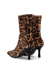 Botas de tobillo con estampado de leopardo, de textura suave, con punta afilada y tacón de stiletto negro. El caño de la bota es ligeramente caído.