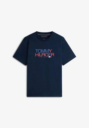 Granatowy t-shirt z krótkim rękawem z napisem "TOMMY HILFIGER" w kolorze czerwonym i niebieskim, z małą flagą marki pod literami.