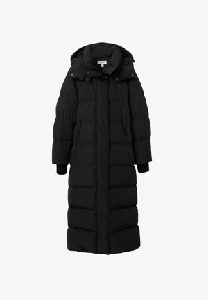 Garšs melns pūkains mētelis ar rāvējslēdzēju priekšā, kapuci un ribotām piedurknēm. Iespējas vertikāli quiltotas sekcijas un divas sānu kabatas. Mīksta auduma tekstūra.