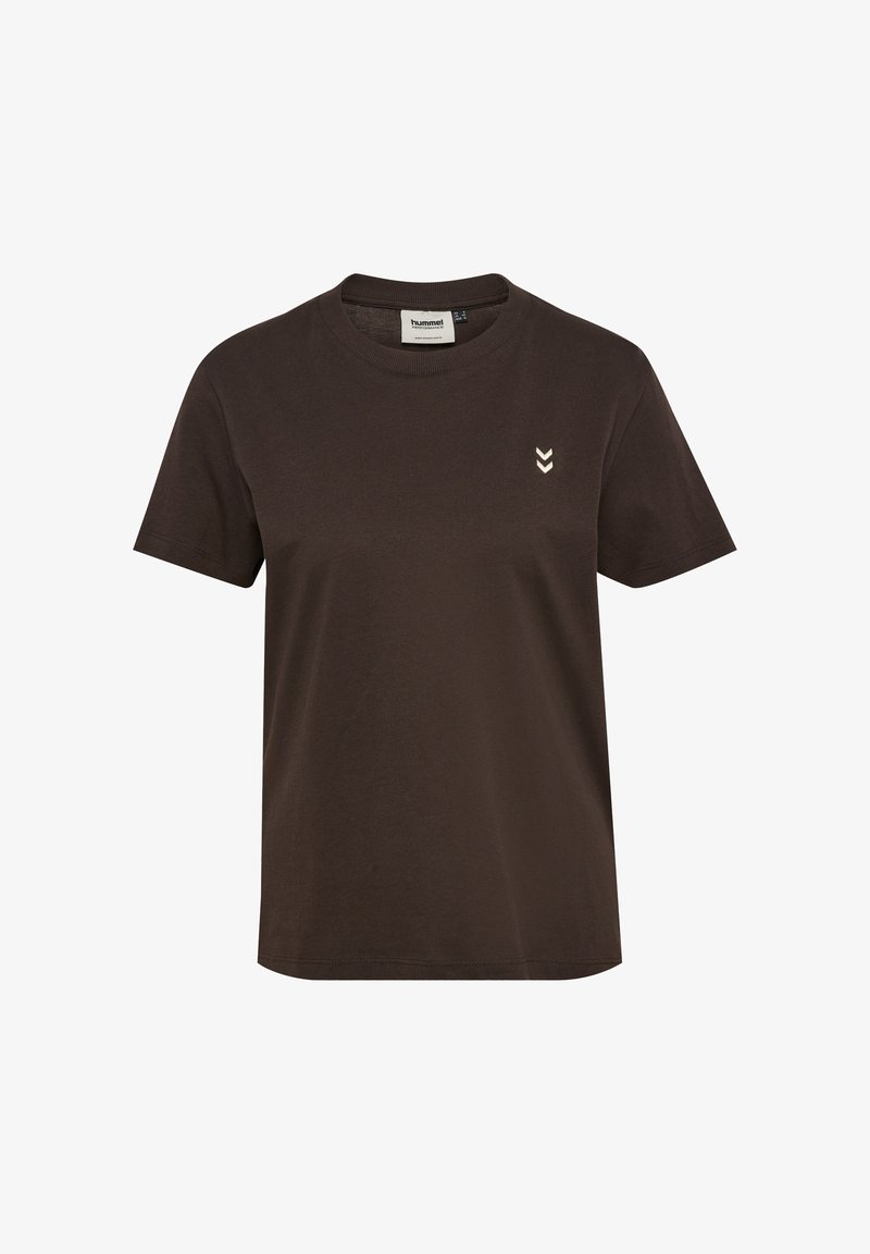 Brun bomulds T-shirt med rund hals, korte ærmer og et lille struktureret logo med tre chevrons på venstre bryst.