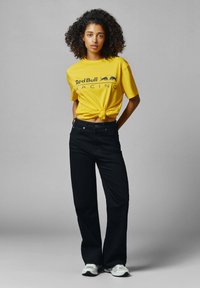 Red Bull Racing x Pepe Jeans RED BULL RACING LOGO DRIVER TEE - Majica kratkih rukava s printom - yellow