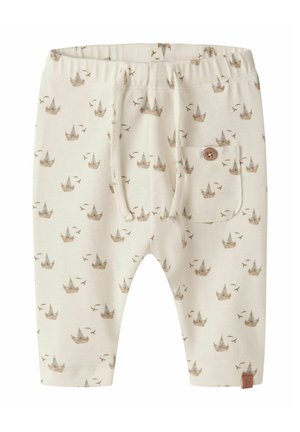 Pantalon bébé couleur crème avec petits motifs de voiliers et d’oiseaux, taille élastique, poche avant avec bouton en bois et détail à cordon.