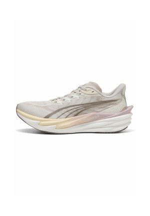 Hellbeiger und rosa gepolsterter Laufschuh mit Mesh-Obermaterial, Schnürsenkeln und dicker, geformter Sohle für athletische Leistung.