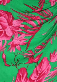 Țesătură cu imprimeu tropical, prezentând flori mari roz și frunze pe un fundal verde vibrant; textură netedă cu o cădere fluidă.