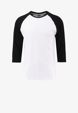 Hvid kortærmet T-shirt med sorte raglanærmer, lavet af bomuld, med en rund halsudskæring og en glat overflade.