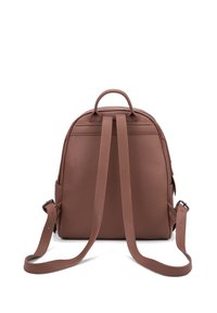 Zaino in pelle marrone con forma arrotondata, spallacci regolabili, finitura testurizzata e maniglia superiore per un facile trasporto.