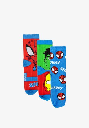 Tre paia di calze colorate con design di supereroi: rosse con Spiderman, verdi con il volto di un personaggio, blu con loghi e testo di Spiderman.