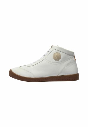 Sneaker alta in pelle bianca con suola marrone e patch logo circolare sul lato, mostrata in profilo sinistro su sfondo bianco.