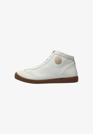 Sneaker alta in pelle bianca con suola marrone e patch logo circolare sul lato, mostrata in profilo sinistro su sfondo bianco.
