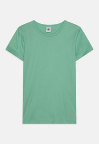 Mintgrøn bomulds T-shirt med rund hals og korte ærmer, der har en blød tekstur og en lige kant. Mærket er synligt ved halsudskæringen.