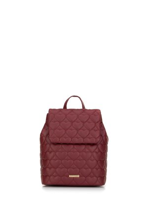 Zaino bordeaux trapuntato con pattern a forma di cuore, chiusura a patta superiore, una piccola maniglia superiore e una targhetta con il nome del marchio sulla parte anteriore.