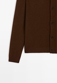 Brauner Strickcardigan mit langen Ärmeln, gerippten Bündchen und Saum, mit schwarzen Knöpfen auf der Vorderseite. Einfaches, strukturiertes Design.