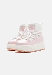 Masīvas platformas ziemas zābaki baltā un gaiši rozā krāsā ar bieziem baltiem saitēm un iepresētu "Buffalo" dizainu uz zoles.