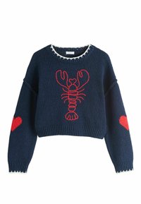 Granatowy dzianinowy sweter z czerwonym wzorem homara na środku i czerwonymi sercami na rękawach. Biały, falowany dekolt.