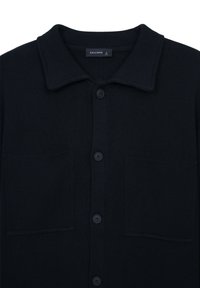 Schwarze Strickjacke mit Kragen, ausgestattet mit zwei vorderen Taschen und Knopfverschluss. Texturierter Stoff, einfaches Design. Größe L.