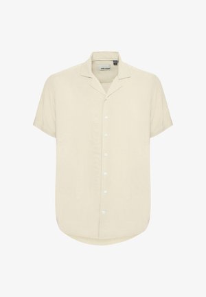 Camisa de manga corta, abotonada, en un beige claro, con cuello clásico, corte recto y textura suave. Presenta botones blancos a lo largo del frente.