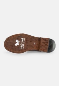 Semelle de chaussure en cuir marron avec une finition texturée, dotée d'un talon noir et d'un logo en relief. Taille 37 indiquée sur la semelle.