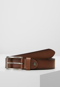 Ceinture en cuir marron dotée d'une boucle rectangulaire en métal argenté, d'une finition texturée et d'un détail de fermeture à pression.