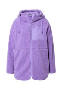 Lila Fleece-Jacke mit Kapuze, verfügt über eine mit Reißverschluss verschließbare Brusttasche und strukturierten Stoff für Wärme. Die Vorderseite hat kontrastierende glatte Stoffakzente.