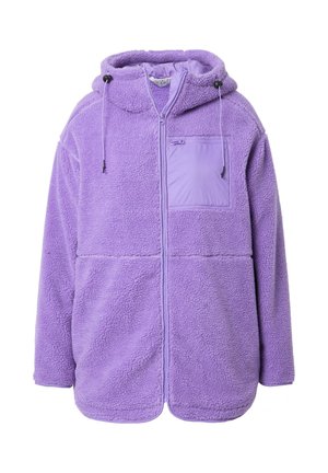 Lila Fleece-Jacke mit Kapuze, verfügt über eine mit Reißverschluss verschließbare Brusttasche und strukturierten Stoff für Wärme. Die Vorderseite hat kontrastierende glatte Stoffakzente.