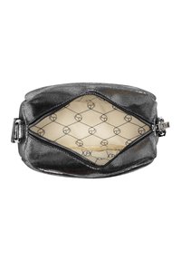 Borsa a clutch metallica argento con un esterno liscio e testurizzato e chiusura con zip. L'interno presenta una fodera crema con un delicato motivo a logo.