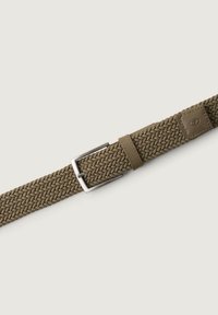 Ceinture en toile kaki tissée avec une boucle en métal argenté, présentant un design texturé et une sangle en cuir avec un accent de marque.