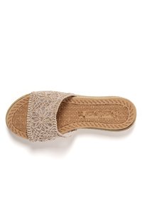 Sandalia deslizante beige con parte superior de encaje texturizado y suela de apoyo. Presenta bordados florales y plantilla estampada para mayor agarre.