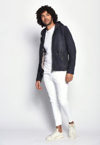 Unausgewählt, dark blue