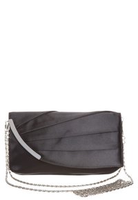 Musta satiininen clutch, jossa on kaareva etuosa, poimutettu muotoilu ja hopeanväriset yksityiskohdat. Mukana irrotettava ketjuhihna monikäyttöisyyttä varten.